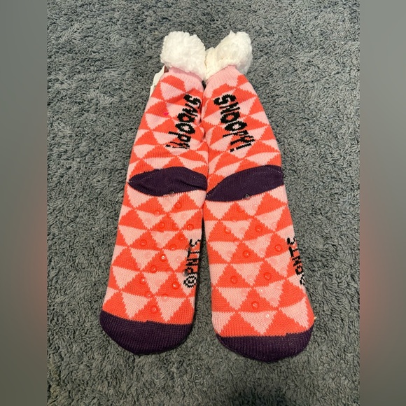 NWT Snoopy Sherpa cozy grippy slipper socks - Picture 2 of 4